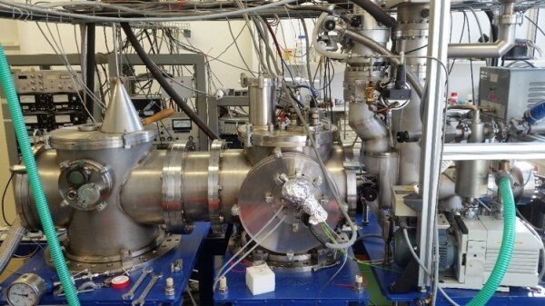 Photo of the He cluster setup used to study surface reactions between molecular components and reaction energies.